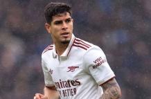 Piero Hincapié defensa del Arsenal que recibe al Chelsea de Moisés Caicedo.