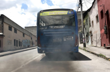 En la Necochea, como en otras zonas de Quito, ciudadanos conviven con el hollín peligroso para la salud, sin atención de autoridades.