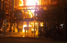 Bomberos combaten las llamas en una de las áreas de la Refinería de Esmeraldas durante el incendio registrado la noche del domingo.