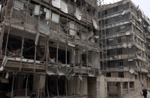 La fachada del destruido hospital Gandhi en Teherán, Irán, este lunes 2 de marzo de 2026.