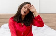 Mujer en pijama roja