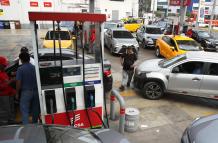 vehículos en una estación de servicio  Perú