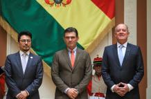 El canciller de Bolivia, Fernando Aramayo (i), el presidente de Bolivia, Rodrigo Paz (c), y el embajador de Perú, Carlos Daniel Chávez-Taffur Schmidt,