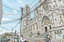 San Juan. La maraña de alambres impide apreciar a la Basílica del Voto Nacional.