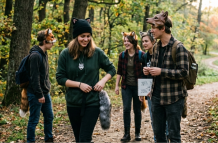 Adolescentes que se identifican como therians comparten videos en redes sociales donde imitan comportamientos de animales.