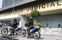 Agentes de la policía vigilaban los exteriores del Complejo Judicial Norte de Quito, en donde se desarrolla la audiencia de juicio del caso Triple A.