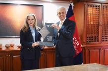 Heller entrega reconocimiento a ElJuri.