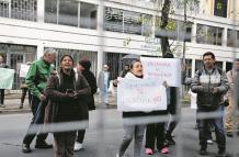 Reacción. Militantes de la Revolución Ciudadana han realizado plantones en los exteriores del TCE, en Quito.