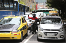 Los motociclistas irrespetan la ley y son escasos los controles realizados en la vía pública.