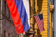 Banderas rusas y estadounidenses