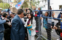 Luisa González llegó al Tribunal Contencioso Electoral (TCE) y fue recibida por algunos militantes.