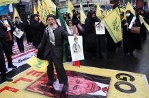 hombre iraní pisotea la imagen del primer ministro de Israel, Benjamin Netanyahu