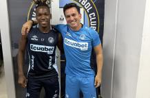 Un abrazo al final entre Pool Gavilánez y Junior Ayoví.