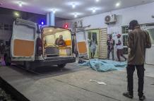 hombre herido mira desde una ambulancia en un hospital de Maiduguri