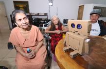 robot con Inteligencia Artificial en asilo de Guayaquil