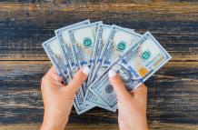 mujer-contando-dinero