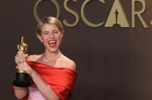 Jessie Buckley al recibir su Óscar.
