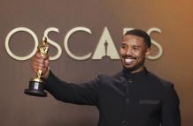 El actor Michael B. Jordan sosteniendo su Óscar.