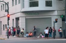 personas haciendo fila en una jornada de empleo, en Buenos Aires