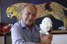 Édgar Cevallos, de 77 años, junto a don Evaristo, la figura de Ernesto Albán, que recreó en la alcaldía de Rodrigo Paz.