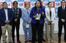 Gabriela Rivadeneira, presidenta de la Revolución Ciudadana, junto a varias de sus figuras.