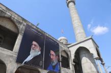 el ayatolá Mojtaba Khamenei (derecha), y al difunto ayatolá Ruhollah Khomeini