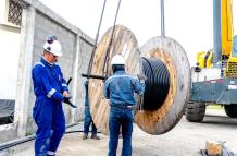 Un grupo de técnicos eléctricos trabajan en mejorar el sistema de distribución de enegría en una de las centrales electricas de la península