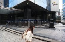 El acceso al Consejo de la Judicatura se restringió este miércoles. Había vallas metálicas en el ingreso al edificio de la entidad en Quito.