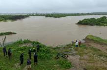 Fotografía aérea que muestra a personas observando las inundaciones en la localidad de Chanduy en Santa Elena.