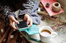 Nina revisando celular