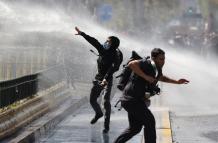 Manifestantes e integrantes de la Policía en Chile