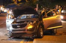 Auto involucrado en la persecución se estrelló contra un vehículo estacionado y volcó.