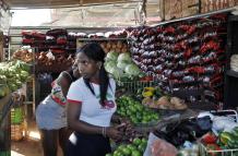 Personas compran alimentos en un mercado en Cuba