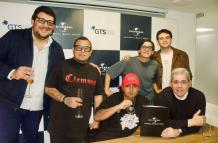 New Jerson en la firma de contrato en Universal Music Colombia.