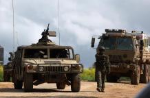 Soldados israelíes con sus vehículos militares