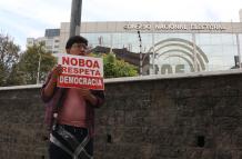 Militantes de Unidad Popular se ataron en los postes.