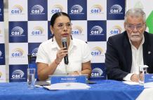 La presidenta del CNE, Diana Atamaint, y el vicepresidente del organismo, Enrique Pita, han sido cuestionados por la decisión de cambiar la fecha de las elecciones seccionales.