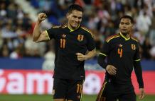 Jairo Vélez responde con goles en Perú, un doblete ante Honduras.