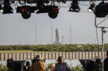 Medios de comunicación aguardan cerca de la zona de lanzamiento NASA