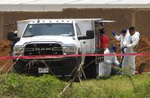 Peritos forenses trabajan en la excavación  México