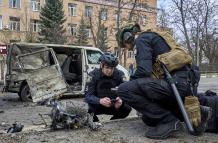 Expertos ucranianos trabajan en el lugar de un ataque