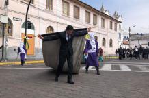El arrastre de banderas se realiza desde la casa del prioste hasta llegar a la iglesia matriz del cantón