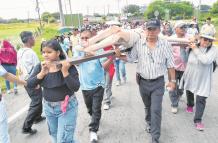 Los fieles participaron de forma masiva en la procesión en Daule.