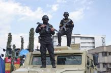 .Dos soldados desplegados en el funeral del comandante de las Fuerzas Navales de la Guardia Revolucionaria Alireza Tangsiri en la plaza Engelab de Teherán