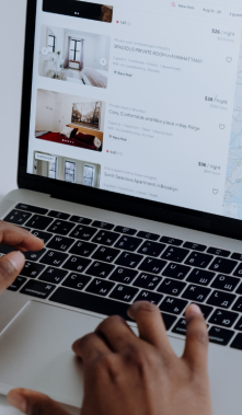 Airbnb permite a las personas encontrar y reservar alojamientos en diferentes lugares del mundo