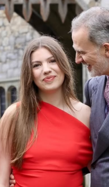 Graduación de la infanta Sofía de España. Aparece con sus padres, los reyes Felipe y Letizia