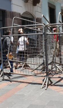 La Policía instaló vallas metálicas entre las calles Guayaquil y Chile, así como en las vías que rodean al Palacio de Carondelet, centro de Quito.