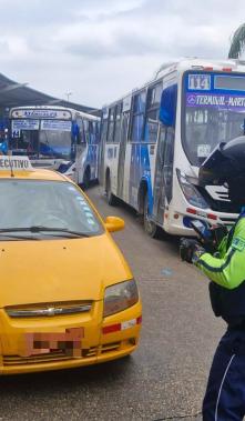 agente ATM multa taxis en terminal de Guayaquil