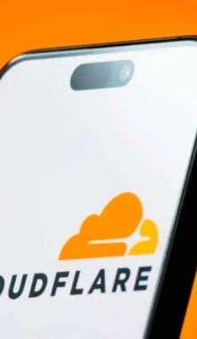 La caída de Cloudflare dejó fuera de servicio herramientas de videollamadas, IA y redes sociales.