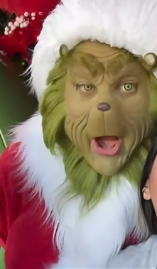 Grinch de Universal baila música ecuatoriana